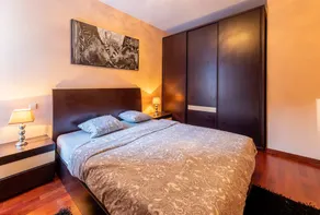 Spacious 2BR Apartment w Terrace, Parking, Close to DT - Image 5