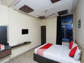 Skylark Hotel by OYO Rooms - Image 4