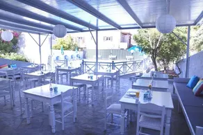 Bay's Hotel - Image 5