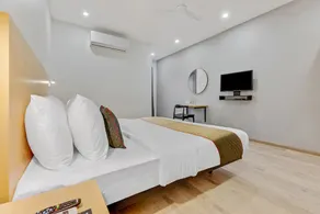 OYO Townhouse 204 Sector 49 - Image 2