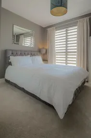 Apartment Overlooking Canal 2 Bedroom - Image 3