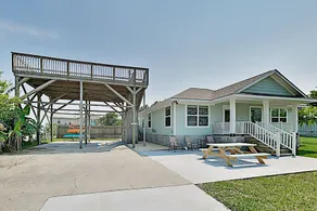 All-suite Bayview W/ Fenced Yard & Roof Deck 2 Bedroom Home - Image 4