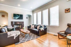 2 Unit Grand Oak Lawn House Perfect for Groups - Image 5