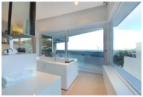 Ebb Tide Apartments - Image 4