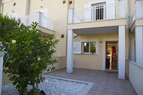 Appartement avec jardin, terrasse et piscine - Image 4