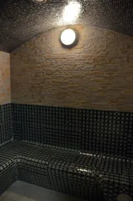 Family room, shower or bath, toilet - Image 4