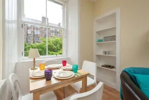 Cosy 1 Bedroom Flat With View of Union Canal - Image 3