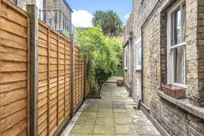 Rustic 2 Bedroom Flat in Brixton - Image 5