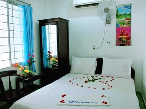 Queen Hotel - Image 2