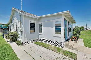 Charming Downtown Getaway W/ Spacious Interior 2 Bedroom Home - Image 5