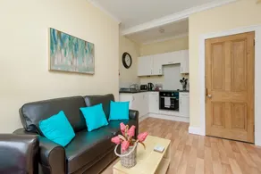 Cosy 1 Bedroom Flat With View of Union Canal - Image 4