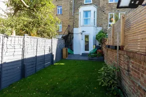 Stylish 2 Bedroom Flat With Large Private Garden - Image 4