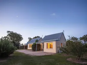 Vineyard Cottages & Café - Image 2