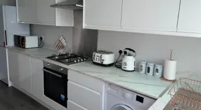 Modern 4 Bedroom House 10 mins from East Croydon with Garden and Free parking - Image 4
