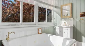 Franklin Lodge, Huon Valley, Tasmania, Lavender Room - Image 3