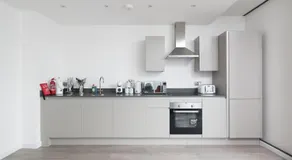 Modern Flat with Parking - Last Min Deals Available - Image 5