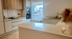 Stylish SuperKing and King Ensuite Bedrooms in Dublin-Free Parking- 15 min Airport - Image 4