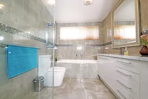 Melbourne Luxury Villa at Doncaster - Image 2