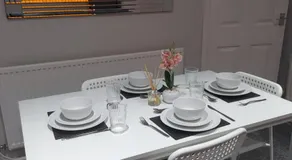 Hilltop Place Suites 3 Bedrooms 4 beds for CONTRACTORS with FREE PARKING FOR VANS - Image 2