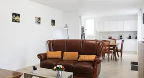 Renovated 2-bedroom apartment - Image 2