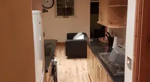 Spacious 2 bed appartment next to BAE with spa bath - Image 4