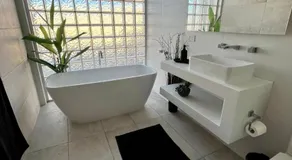 Luxury 2br CBD View Apartment with huge Balcony - Image 2