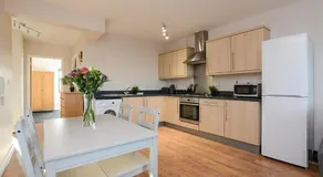 Portland Square - 2 Bedroom Modern City Apartment - Image 3