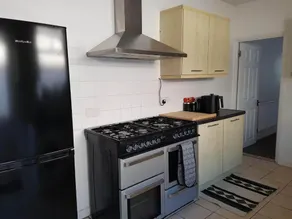 Three Bedroom House near Centre Free WiFi/Parking - Image 4