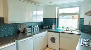 Central Cardiff 3-Bed Apartment Fibre WiFi Street Parking - Image 5