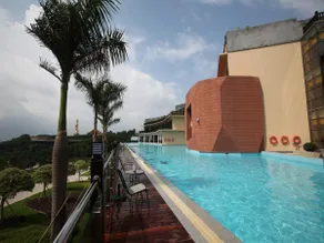 Lotus Hill Yuehai Hotel - Image 2