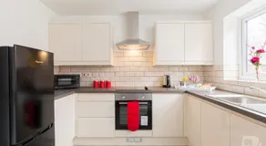 The Birmingham Estate Collective by Prime Stays - Contractor & Group Stays - Secure Parking - Image 4