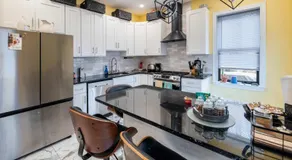 4BR Historic Victorian Townhouse with BBQ & Yard - Image 3