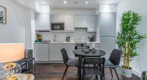 Earl's Court Gem Sleeps 6 Lift & Tube - Image 3