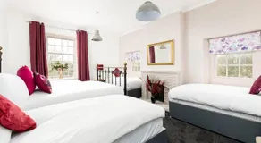 Stunning property sleeping 24 with hot tub & pool - Image 2