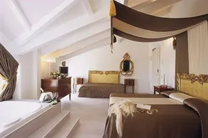 M Glamor Hotel - Image 4