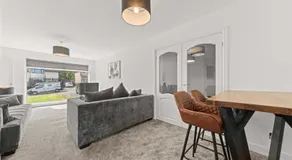 Large 5 Bedroom House Perfect For Group Stays - Free Parking - Near Glasgow - Perfect For Contractors - Image 4