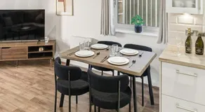New Stylish 2-Bed Apartment - Wi-Fi, Netflix & Parking - Image 5
