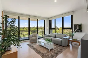Elegant 3-bed Apt With Park Views in Campbell - Image 4