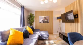 House - Sleeps 8 - Parking - Garden - Image 3