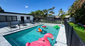 The LuxeLanding MIA- Swimming pool, Oasis Lounge, Mini Golf, BBQ and Hibachi Grill , and Outdoor Games - Image 2