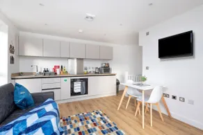 Copper Beech by Alt-Stay Contractor Accommodation - 2 Bed Contractor Home With Parking, Wi-Fi & Full Kitchen - Ideal For Long stays - Image 5