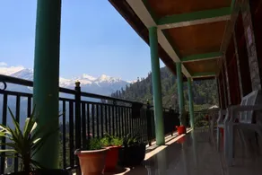 OYO Shiva Power Hotel & Cafe - Image 4
