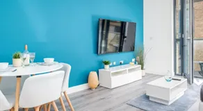 Pluxa Vivid Veranda Beautiful City Centre Apartment with free parking - Image 4