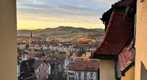 Gemütliche und geräumige 2,5 Zimmer Wohnung mit kostenlosem Parkplatz - Image 3