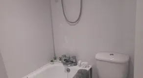 1 Bed Flat - Sleeps 2 - Parking - Wifi - Image 2