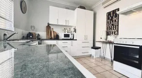 Entire Townhouse in Heart of Echuca's Port CBD - Treehouse Hideouts - 15 guest capacity - Image 5