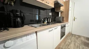 15-Min to Center, Comfy Private Rooms with Shared WC & Kitchen - Image 5