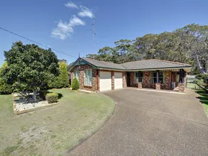 The Bay House, 48 Government Road Shoal Bay Ducted air conditioning 5 bedroom holiday home with Wi Fi Foxtel - Image 4