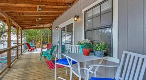 Rustic Star Farmhouse at Moonlight Getaway - Image 4