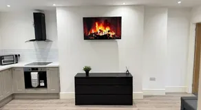 Parking, Self-Check in, Modern Home 3 Bedrooms - Image 2